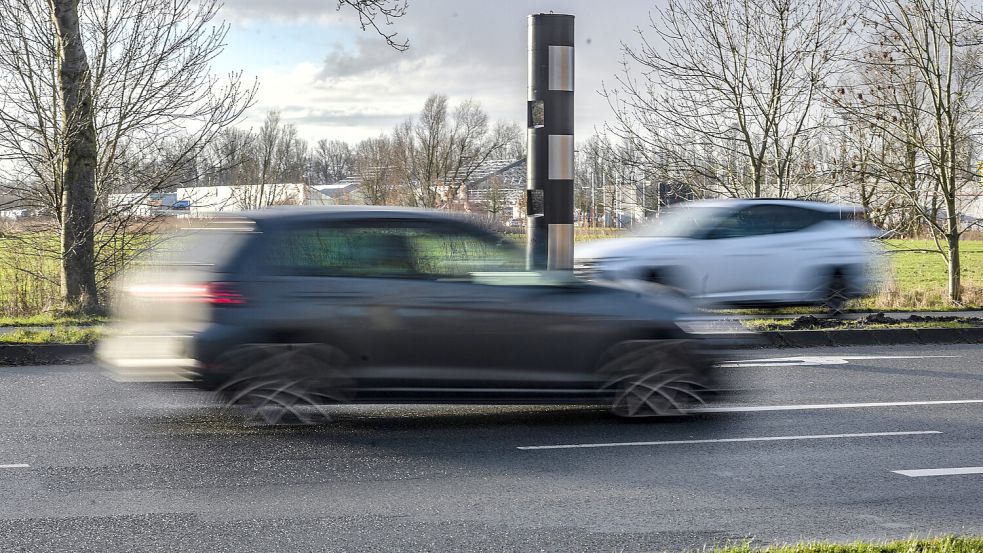 90.000-Euro-Gerät: An der Larrelter Straße blitzt es ab Tempo 50 aufwärts in beide Fahrtrichtungen.