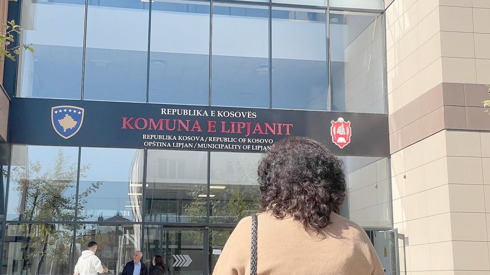 Lili T. vor dem Rathaus und dem Einwohnermeldeamt der kosovarischen Stadt Lipjan. Foto: Privat
