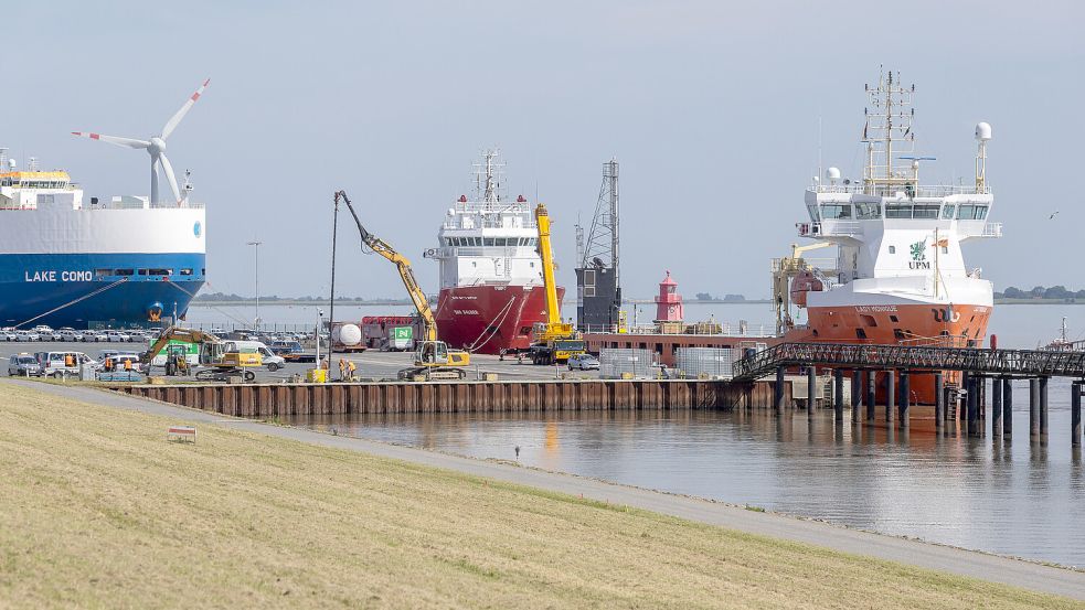 Der Emskai soll ertüchtigt werden. Baubeginn könnte 2028 sein. Der neue Großschiffsliegeplatz daneben wäre dann schon fertig. Der Baubeginn dafür war in diesem Sommer. Foto: Andreas Burmann/N-Ports