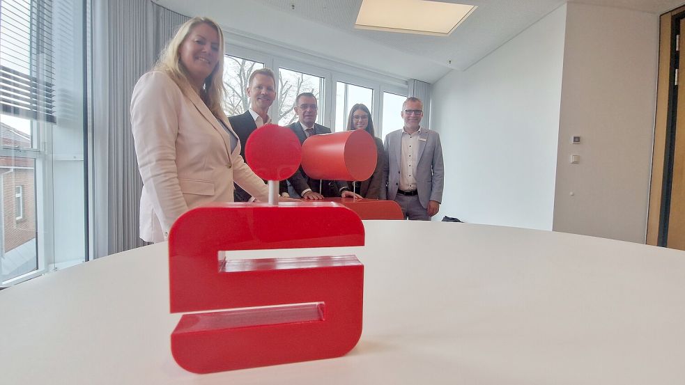 Gaben gemeinsam einen Einblick in die aktuelle Wohnungsmarktsituation in den Landkreisen Leer und Wittmund: Claudia Amelingmeyer, Maik Jekabsons, Ingo Fortkamp, Anna Strauch und Stephan Janssen. Foto: Tatjana Gettkowski