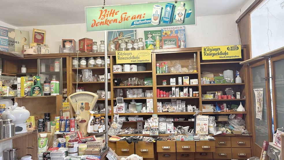Ein gut gefülltes Regal bei der Drogerie Maaß. Foto: Eva van Loh