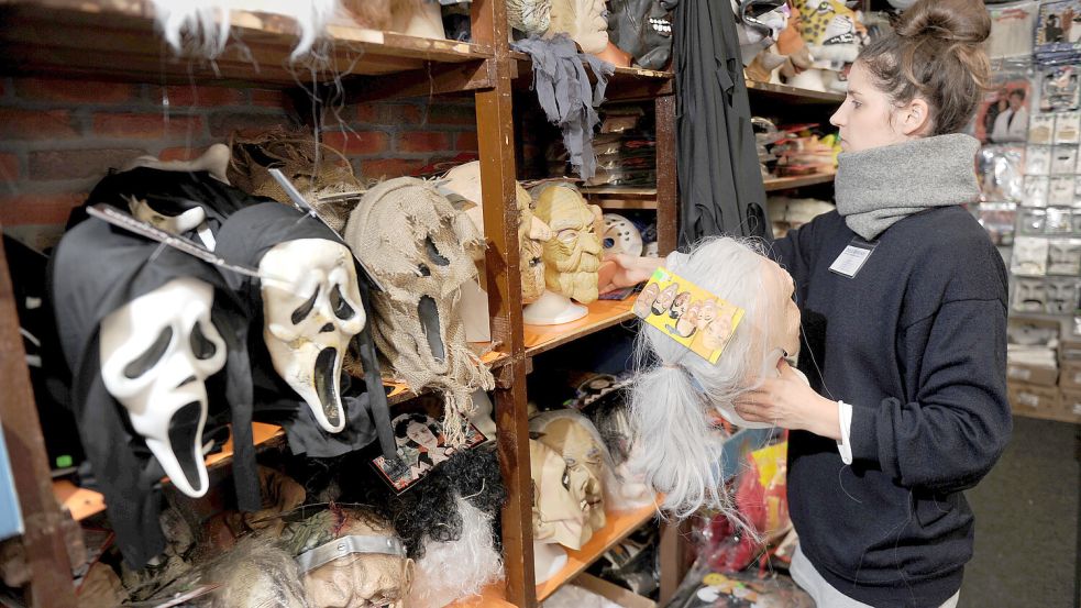 Jedes Jahr im Oktober zieren Masken und Kostüme Supermärkte. Das gefällt nicht allen. Foto: Tim Brakemeier / picture alliance / dpa