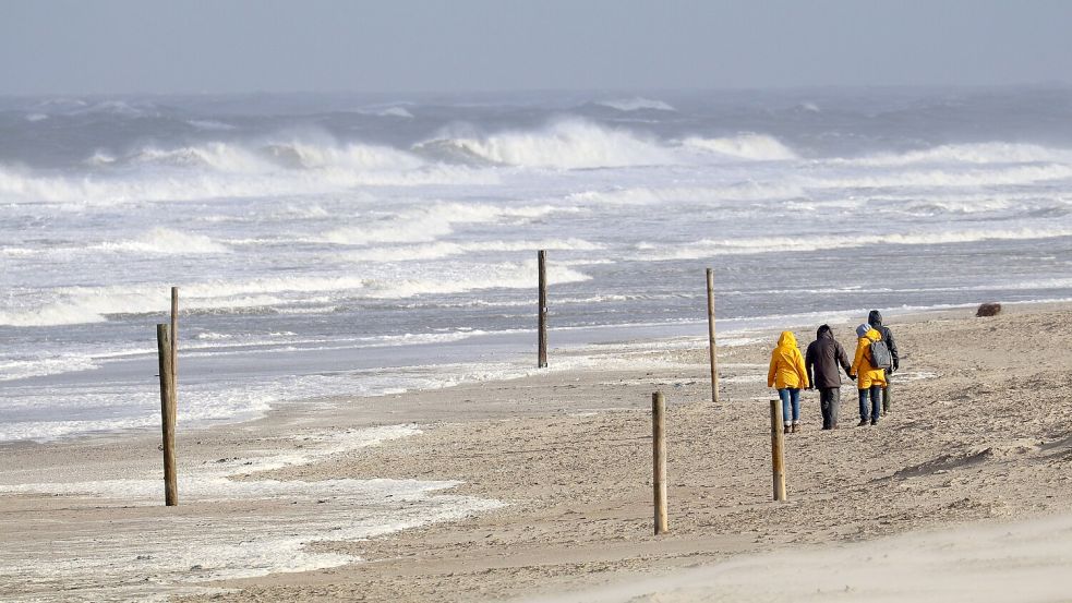 An der Küsten und auf den Inseln, hier Norderney, soll es stürmisch werden. Foto: Volker Bartels/dpa