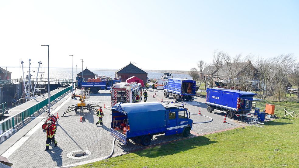 Die Zivilschützer des THW und die Katastrophenschützer von Feuerwehr und Rettungsdiensten üben regelmäßig zusammen: Im März fand eine große Übung an der Schleuse Leysiel statt, bei der alle Einheiten gut zusammenarbeiten mussten. Foto: THW/Archiv