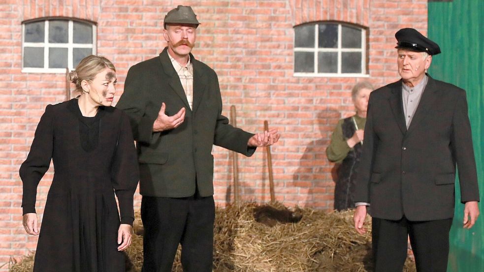 So manche Frau musste erst einmal wütend werden, um die Männer auf den richtigen Weg zu bringen (von links): Stefanie von Doom als Molkereibesitzerin Marie Focken, Jens Soeken als sein eigener Urgroßvater Berend Soeken und Hilbertus Harms als Bürgermeister der Gemeinde Westgroßefehn. Foto: Wolfgang Böning