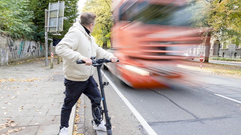 Osnabrück E-Scooter Roller Wall Straße Radweg Foto: Sebastian Dannenberg