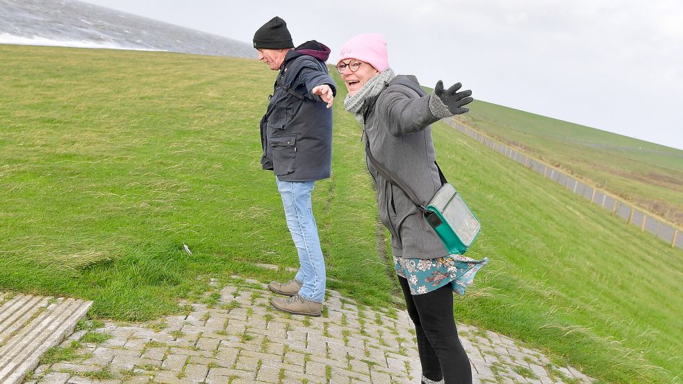 Miriam und Uli aus Neukirchen-Vluyn in Nordrhein-Westfalen machen Urlaub in der Krummhörn. Auf dem Deich genossen sie die steife Brise von Sturmtief Joshua. Foto: Heinz Wagenaar