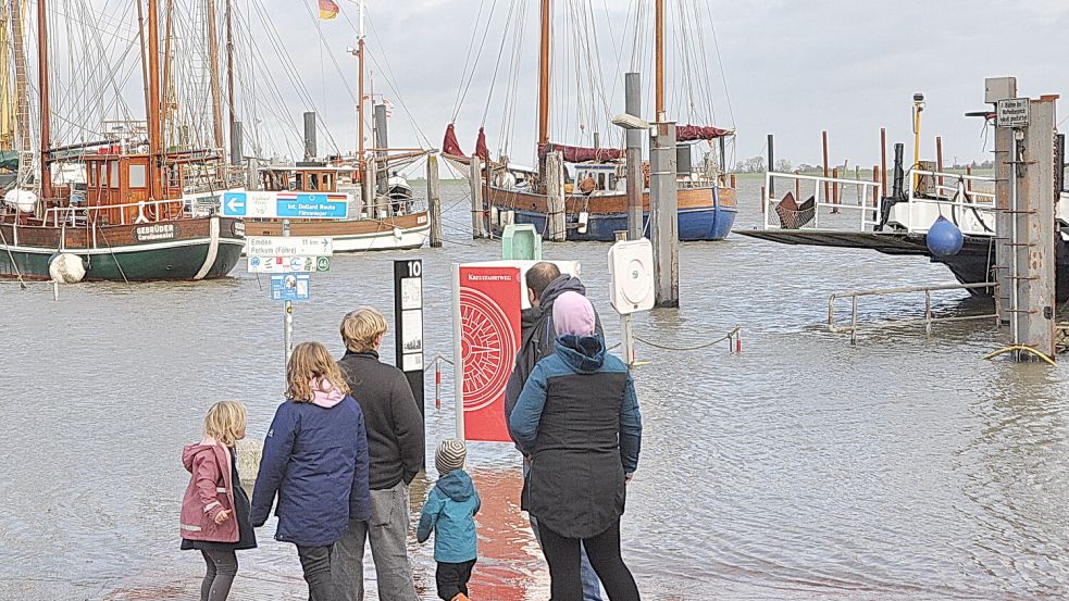 Im Ditzum kommt man nicht mehr trockenen Fußes zu den Schiffen im Hafen. Foto: Bodo Wolters