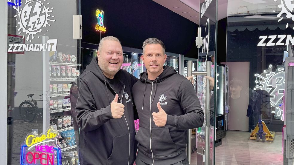 Der E-Kiosk in der Osnabrücker Fußgängerzone ist startklar: Am Wochenende 25./26. Oktober 2025 eröffnen die „Zzznackit“-Betreiber Sascha Hense (links) und Fabian Knoche ihren elektronischen Kiosk-Shop an der Hakenstraße/Ecke Krahnstraße. Foto: Wolfgang Elbers