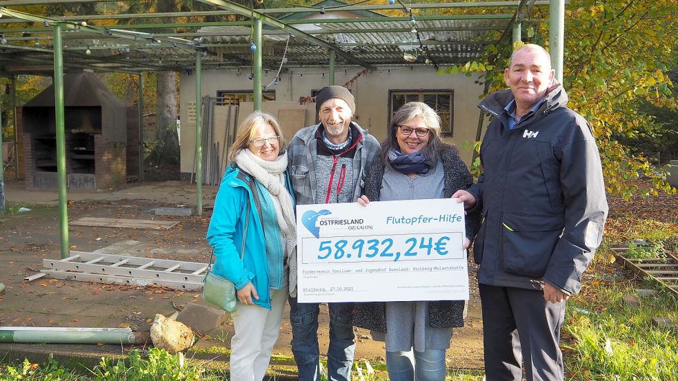 Ragnhild Lommen (von links) sowie Zoran und Monika Medic nehmen 2021 eine Spende von Uwe Boden, Geschäftsführer von „Ein Herz für Ostfriesland“, entgegen. Ihr Auenland, ein Hof für Jugendliche und Familien nahe Stolberg, wurde von der verheerenden Flut im Sommer 2021 fast gänzlich zerstört. Foto: Hannah Weiden/Archiv