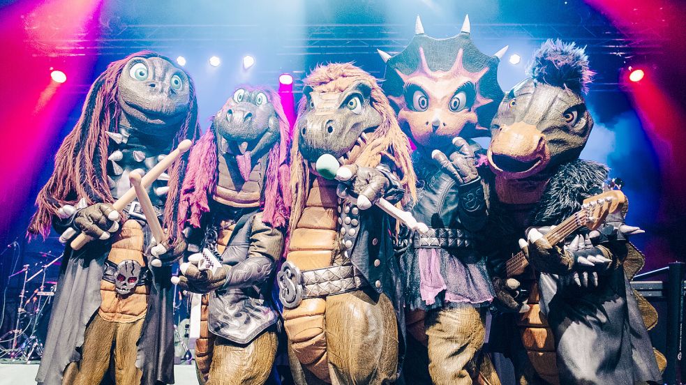 Seit 2017 rockt die Band Heavysaurus deutsche Kinderzimmer. Dabei sind (von links) Komppi Momppi (Apatosaurus) am Schlagzeug, Gitarrist Riffi Raffi (Drache), Sänger Mr. Heavysaurus (Tyrannosaurus Rex), Keyboarderin Milli Pilli (Ceratopsian) und Muffi Puffi (Stegosaurus) am Bass. Foto: Jens Vetter