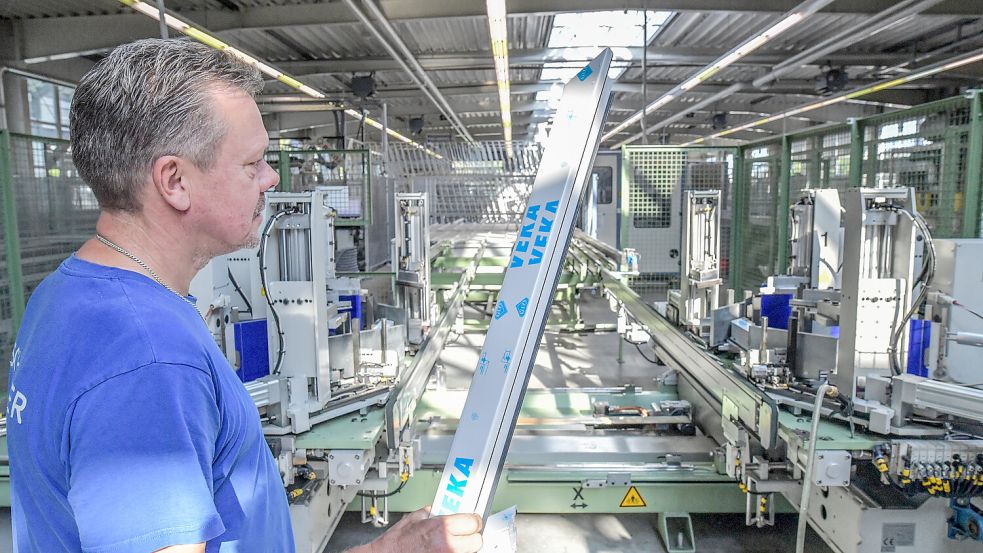 An dieser Anlage (im Hintergrund) werden die vier Profile mit hohen Temperaturen verschweißt. Foto: Ortgies