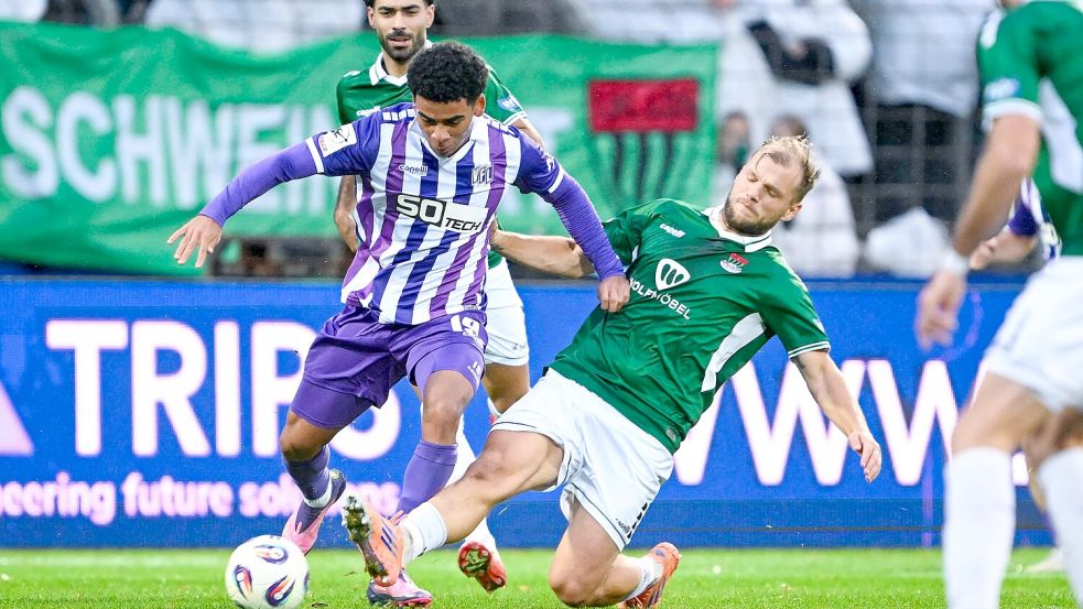 Starkes Startelf-Debüt: Kevin Wiethaup im Zweikampf gegen Johannes Geis. Foto: Michael Titgemeyer