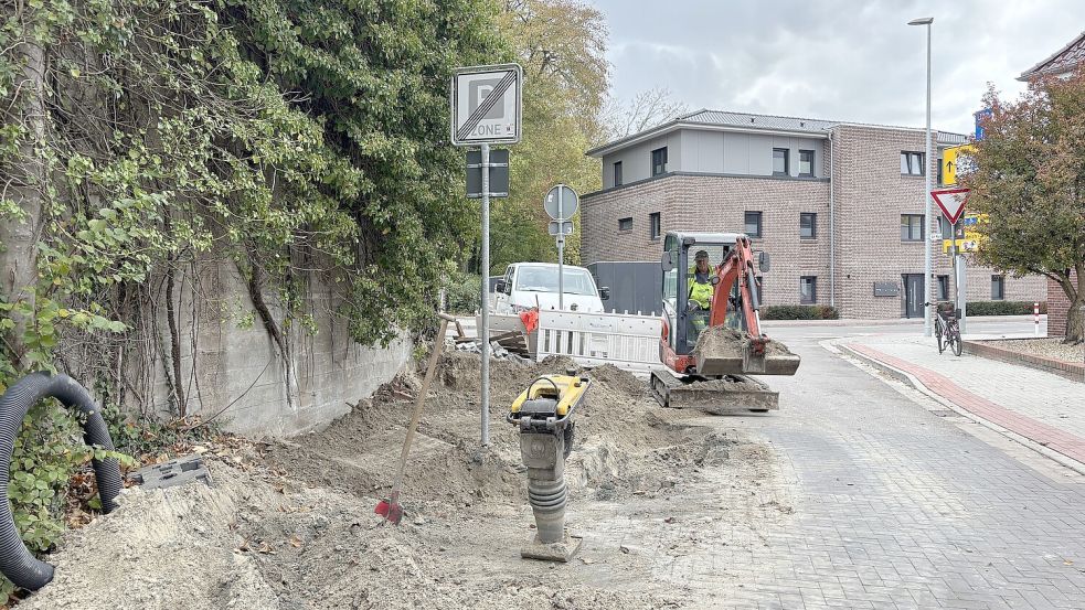 Da wird das Loch schon wieder geschlossen: Tiefbau am Nordertorkiosk. Fotos: Stephanie Schuurman