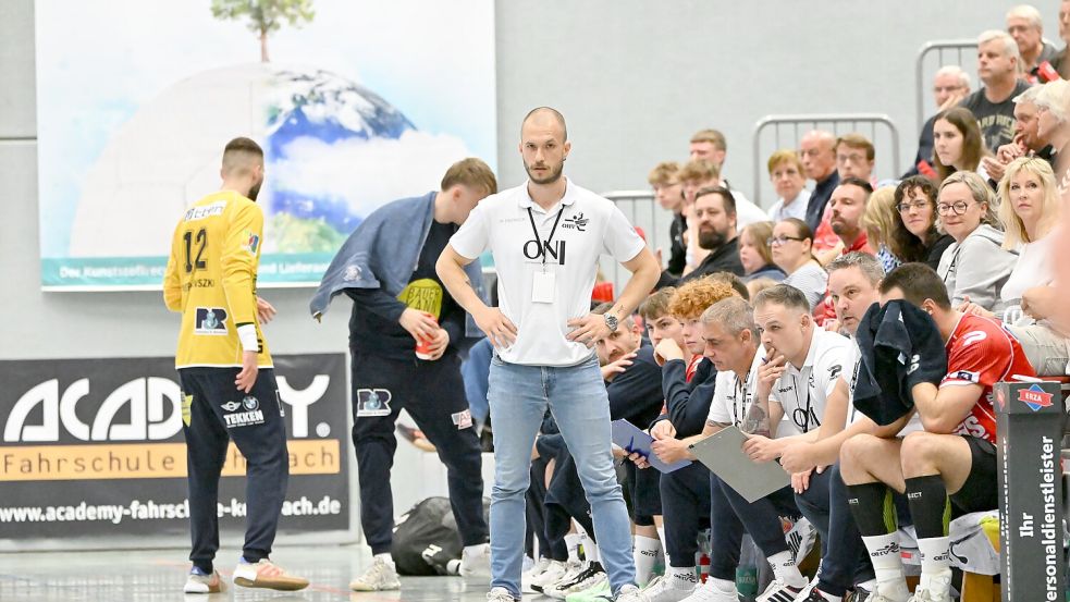 Sah zwei grundverschiedene Hälften: Aurich Trainer Sven Suton. Foto: Jens Doden/Blomberg