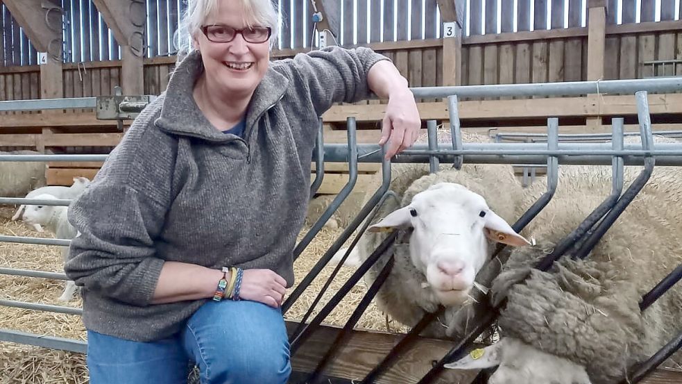Christiane Gromöller war selbst einige Jahre lang Schafhalterin und kennt sich mit den besonderen Bedürfnissen der Tiere gut aus. Foto: Christiane Gromöller