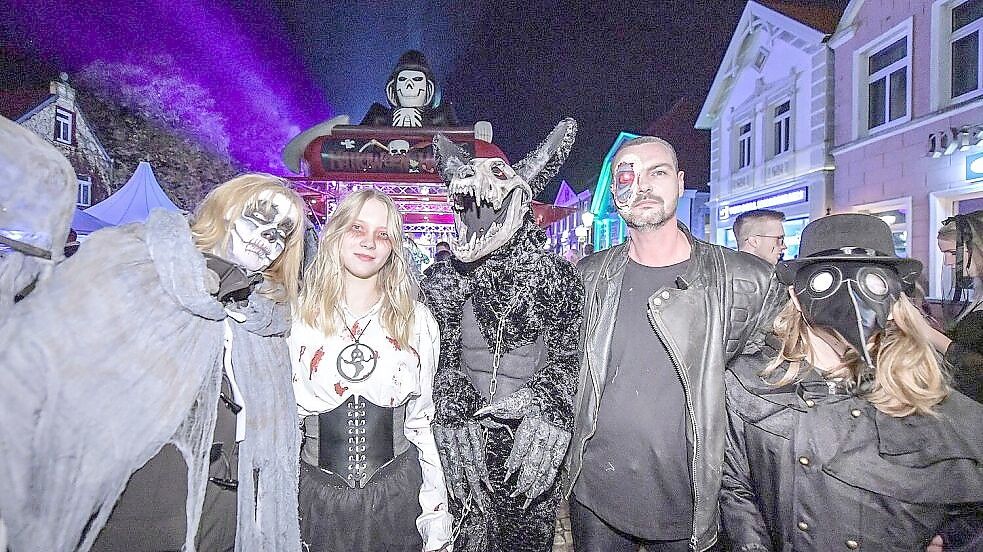 Nicole Wiltfang (von links), Sinje Rödiger sowie Tyler, Sascha und Sebastian Wiltfang sind bekennende Halloween-Fans. Foto: Klaus Ortgies/Archiv