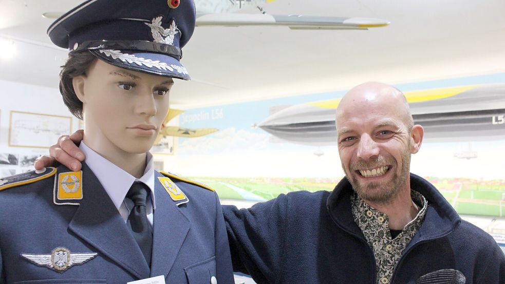 Robert Peris vom Zeppelin- und Fliegermuseum mit einem seiner Ausstellungs-Kameraden. Foto: Imke Oltmanns