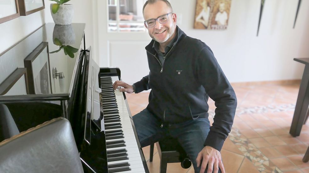 Musik ist sein Ding: Christian Böwer am heimischen Klavier in Hollage. Foto: Christoph Beyer