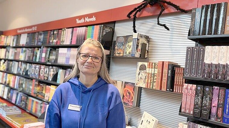 Verena Grüneweg leitet die Hugendubel-Filiale in Aurich und freut sich über viele junge Kunden, die über "BookTok" inspiriert werden. Foto: Pia Pentzlin