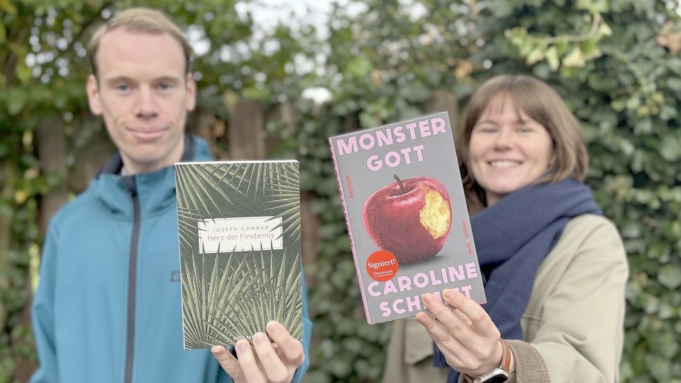 Die Redaktion empfiehlt ihre Lesehighlights für den Herbst, auf dem Bild Björn Klüver und Pia Pentzlin. Foto: Eva van Loh