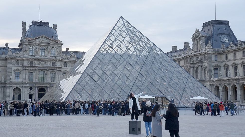 Der Pariser Louvre wurde jetzt Opfer eines Raubzugs. Die Täter erbeuteten Schmuckstücke im Wert von rund 88 Millionen Euro. Foto: Thibault Camus/AP/dpa