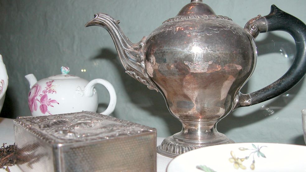 Im Ostfriesischen Teemuseum in Norden ist unter anderem die silberne Teedose aus dem Besitz der englischen Königin Anna zu sehen. Archivfoto: Ernst