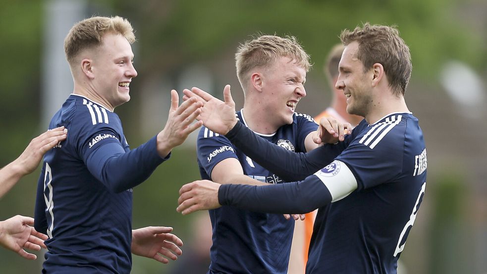 Jannes Popp (links) darf nun wieder Treffer mit seinen Mitspielern feiern. Archivfoto: Jens Doden/ Emden