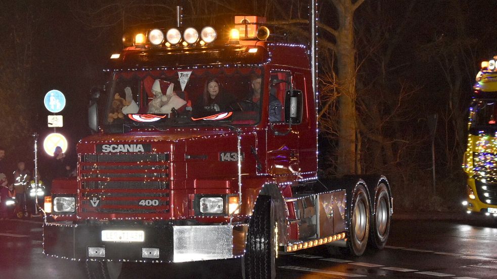 Im vergangenen Jahr drehten die festlich geschmückten Brummis in Weener ihre Runde. Foto: Bodo Wolters/Archiv