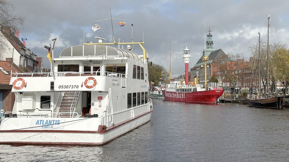Blick auf die MS „Atlantis“ und das Feuerschiff.