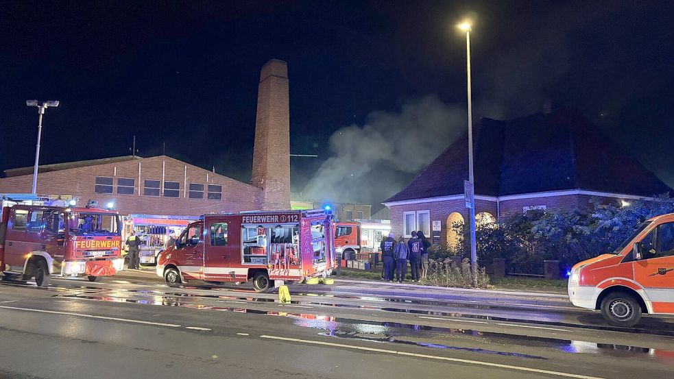 Am Neptunplatz brach ein Feuer auf einem Firmengelände aus. Der Rauch war von weitem sichtbar. Fotos: Lotta Groenendaal