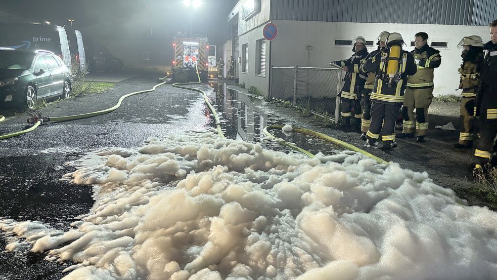 Löschschaum kam zum Einsatz, um die brennenden Pkw zu löschen. Foto: Lotta Groenendaal/Archiv