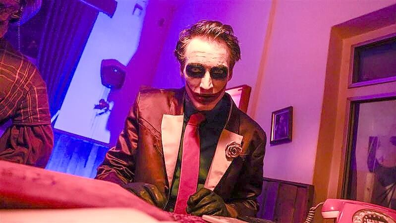 Wenn er geschminkt und kostümiert ist, wird aus dem Versicherungsvertreter Matthias Hübner „Der Joker“. Foto: Claus Hock