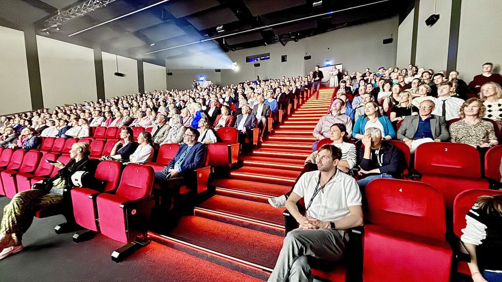 Viele Veranstaltungen locken auch im November und Dezember Besucher ins Festspielhaus am Wall. Das Foto ist bei der Eröffnung des Filmfests 2025 entstanden. Foto: Klaus Ortgies/Archiv