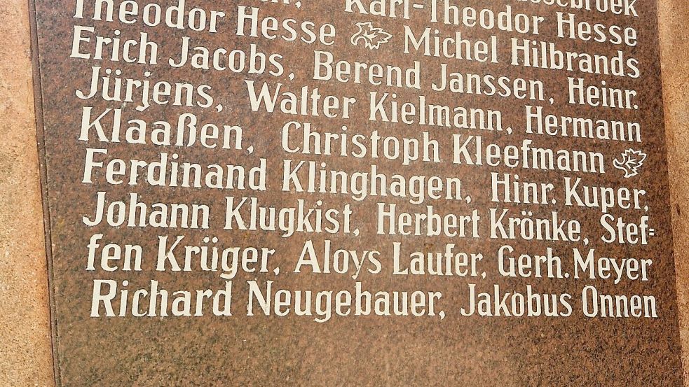 Unten rechts auf dem Ehrenmal der Stadt Weener vor dem Heimatmuseum wird Jakobus Onnen als Opfer des Zweiten Weltkriegs gedacht. Jetzt stellte sich heraus, dass er ein Kriegsverbrecher war. Foto: Tatjana Gettkowski