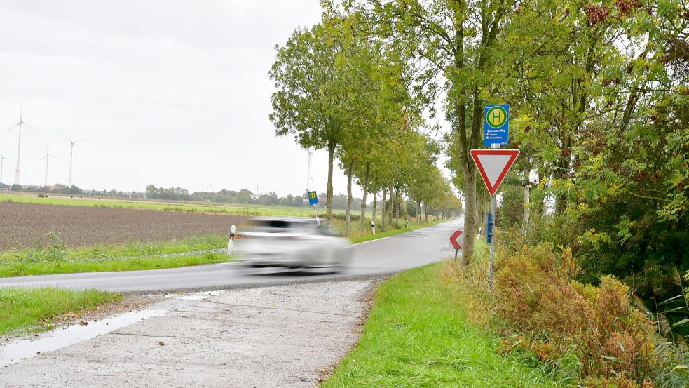Die Cirkwehrumer Straße in Uttum in der Gemeinde Krummhörn. Wer hier zu schnell fährt, wird unter Umständen vom Landkreis oder der Polizei geblitzt. Das kann teuer werden. Foto: Heinz Wagenaar