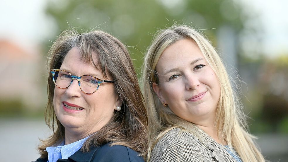 Die Redakteurinnen Petra Herterich (links) und Kristina Groeneveld machen zusammen den Podcast „Frau am Freitag“. Jetzt organisieren sie einen Stammtisch. Foto: Ortgies
