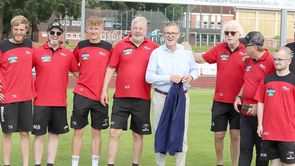 Jan-Christian Dreesen musste unzählige Fotowünsche erfüllen, als Erstes den der Turnierorganisatoren mit ihrem Team.
