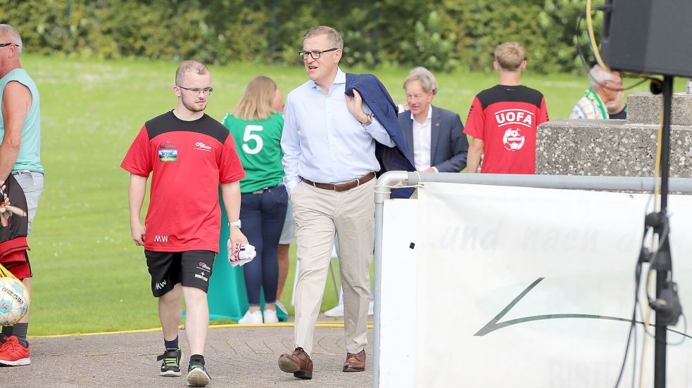 Marc Wiechers (links) führte Jan-Christian Dreesen vom Parkplatz auf den Fußballplatz in Aurich.