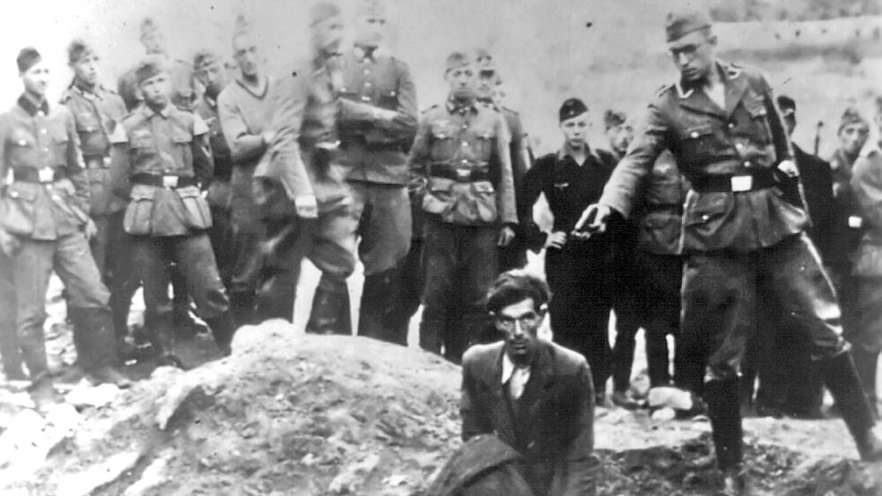 Auf einem der wohl bekanntesten Fotodokumente über die Gräueltaten der SS konnte der aus Tichelwarf stammende Jakobus Onnen von einem Forscherteam um den Historiker Jürgen Matthäus als Todesschütze identifiziert werden. Foto: Photo12/Ann Ronan Picture Library