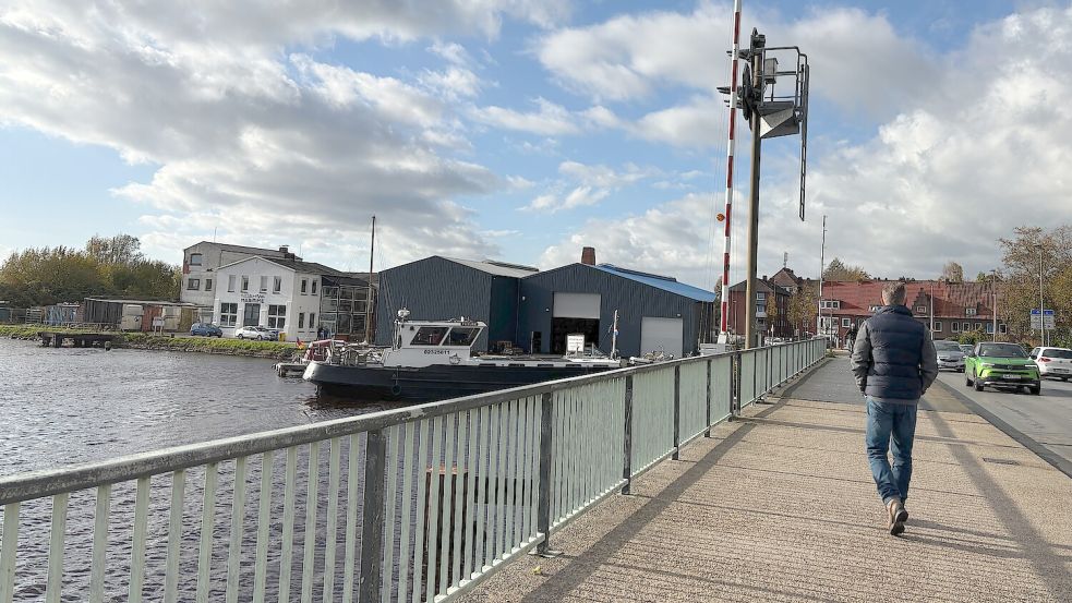 Blick von der Klappbrücke auf das Neptundock, in dem mehrere Gewerbebetriebe angesiedelt sind. Wenn es nach den Plänen der Stadt geht, könnte hier auch bald Wohnbebauung möglich sein. Foto: Mona Hanssen
