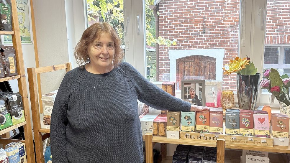 Conny Friebe arbeitet seit 15 Jahren im Weltladen in Aurich. Foto: Eva van Loh