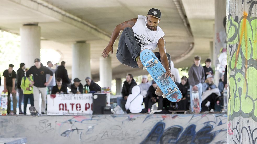 2024 gab es erstmals einen Skate-Contest auf der Anlage unter der Emder Bahnhofsbrücke. Rund 100 Teilnehmer zeigten ihr Können. Der Park wird auch ansonsten gut angenommen. Foto: Jens Doden/Archiv