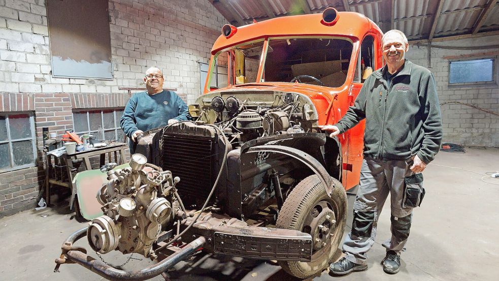 Udo Kuhr (links) und Jens Boelsems haben nach wie vor Spaß bei der Restaurierung des historischen Feuerwehrwagens. Foto: Karin Lüppen