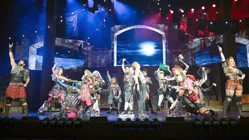 Das Musicalgeschäft ist hart umkämpft. Zwei Hochschulstudenten wollen sich ihre Plätze in der glamourösen Branche sichern. Foto: Bernd Weißbrod/dpa