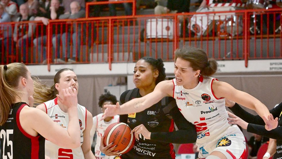 Panthers Osnabrück gegen TK Hannover: ein traditionell hart umkämpftes Duell in der DBBL. Foto: Helmut Kemme