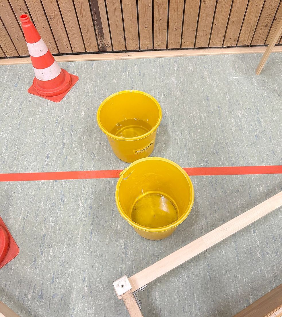 Die undichte Decke in der Turnhalle ist schon länger ein Problem. Foto: privat/Archiv