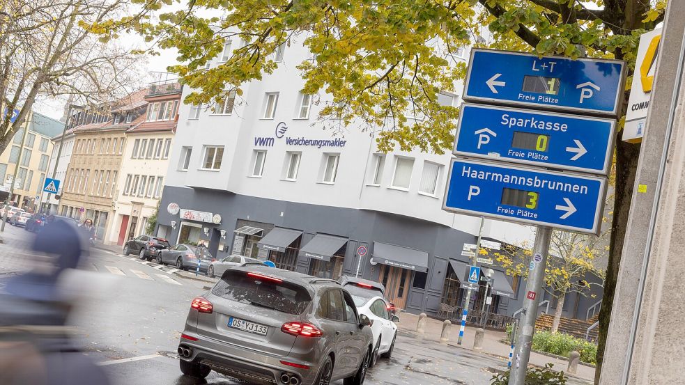 Trotz Regen zog es am Westfalentag viele Besucher nach Osnabrück. Vor den Parkhäusern bildeten sich am Mittag lange Schlangen. Foto: Benjamin Beutler