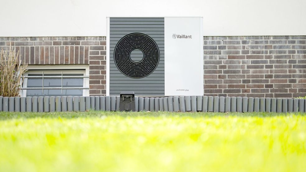 In Flächendörfern dürfte die Wärmepumpe für viele Hauseigentümer die sinnvollste Alternative sein. Foto: Daniel Reinhardt/dpa