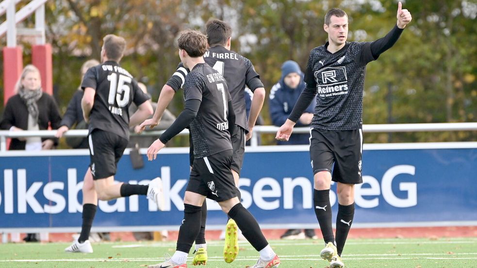 Hier drehen die Firreler Spieler jubelnd nach dem 1:1 ab.
